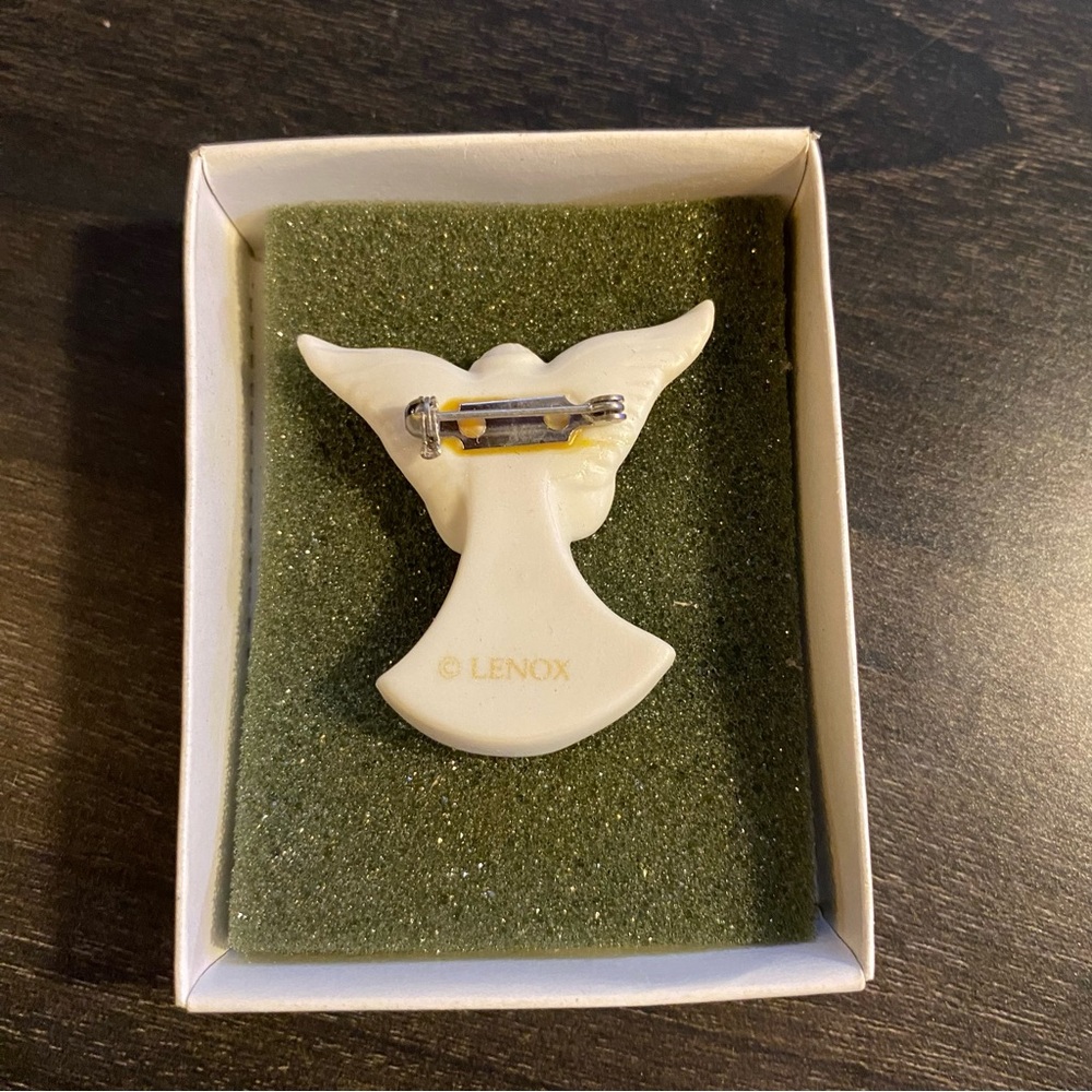 NEW Lenox Vintage Porcelain Angel Pin Brooch Christmas 1.5" - Picture 2 of 6